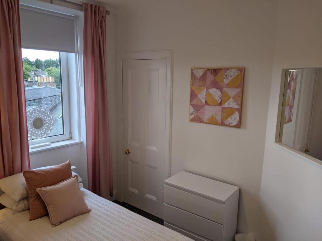 Glenclova - No 5 Bellyeoman, Bright Two Bedroom Apartment Dunfermline Bagian luar foto